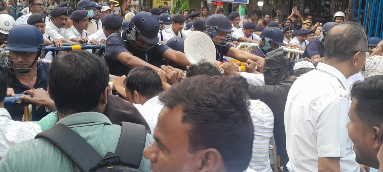 ওয়েস্ট বেঙ্গল রেকগনাইজড আন এডেড মাদ্রাসা ঐক্য মঞ্চের ডাকে– নবান্ন অভিযান। 