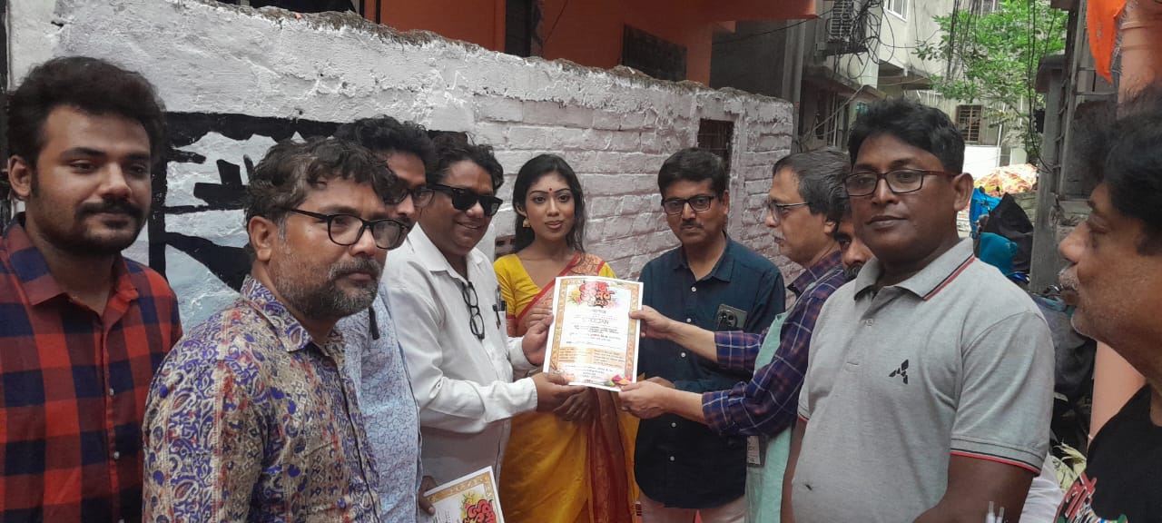 বসন্ত উৎসবের রঙে – জুনিয়র ও সিনিয়র শিল্পীদের তুলির টানে দেওয়ালে চিত্র।