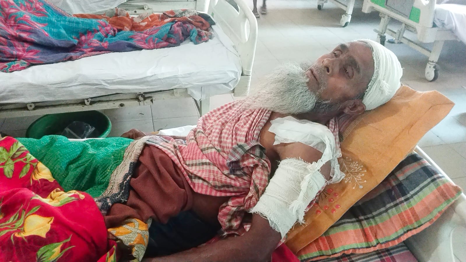 পাঁচবিবিতে বৃদ্ধকে কুপিয়ে জখম করেন জেল পুলিশ