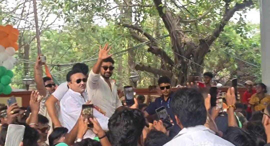 কামারহাটী বিধানসভা কেন্দ্রের ভোট প্রার্থী- মদন মিত্রের রোড শোতে জনজোয়ার।