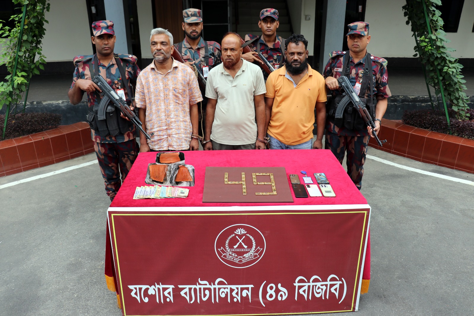 ৪৯ বিজিবির অভিযানে সাড়ে ৬ কোটি টাকার ২৬ পিস স্বর্ণসহ সহ আটক-৩ ‎ ‎