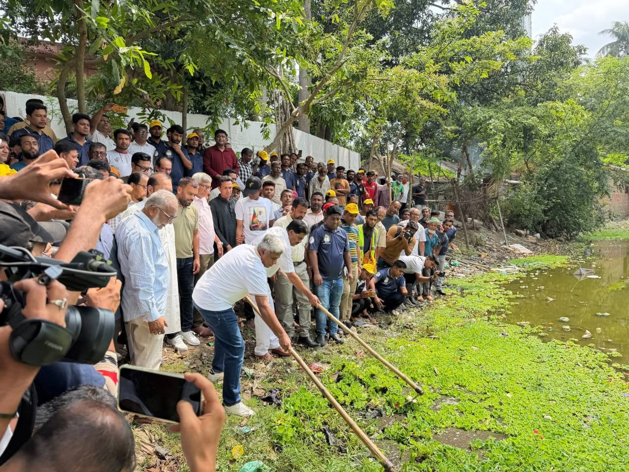 পুকুরে নেমে পরিচ্ছন্নতা অভিযানের উদ্বোধন করলেন প্রতিমন্ত্রী অনিন্দ্য ইসলাম অমিত