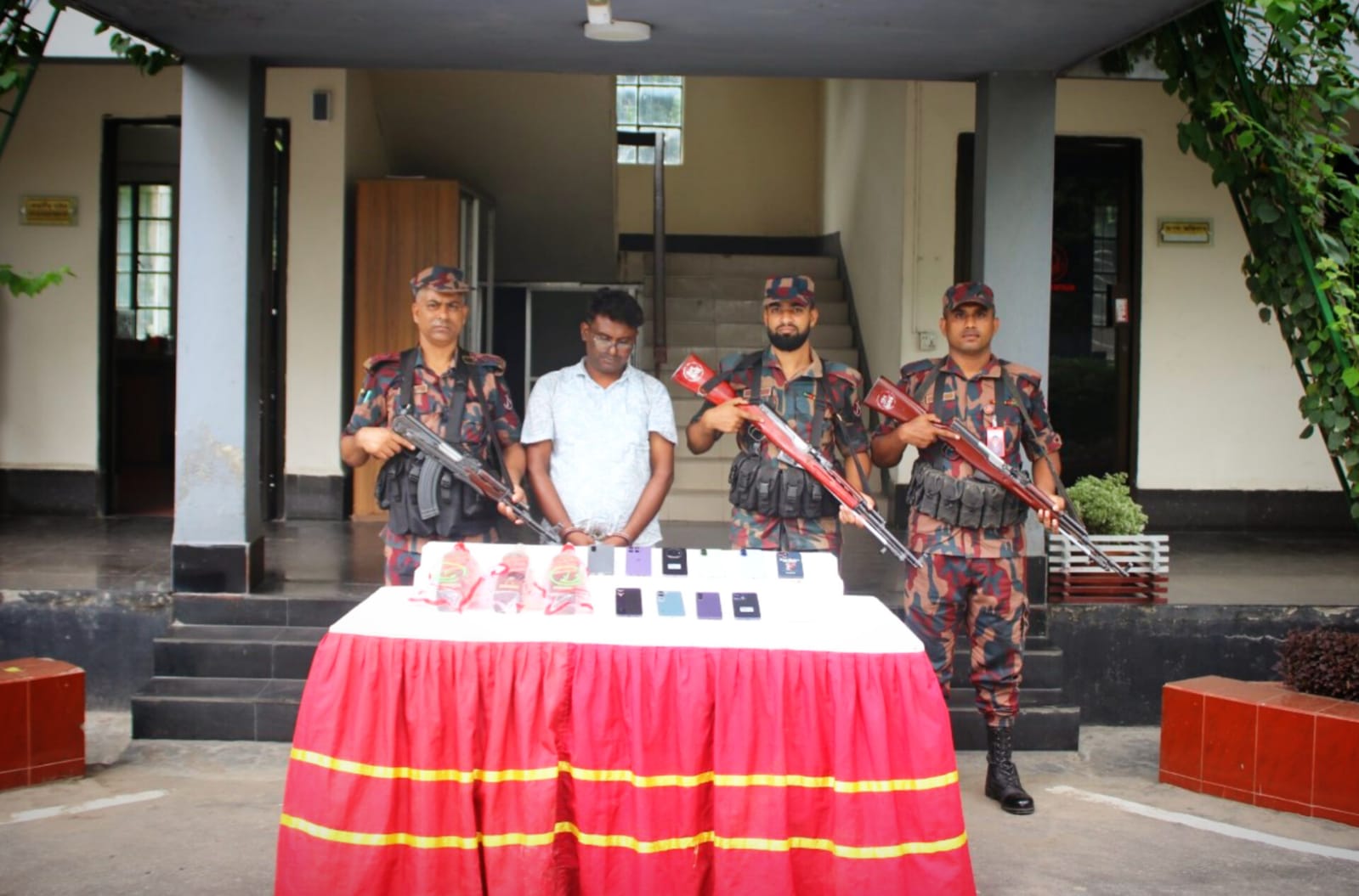 ৪৯ বিজিবির অভিযানে ১১ টি মোবাইল ও বিদেশী মদসহ ভারতীয় নাগরিক আটক
