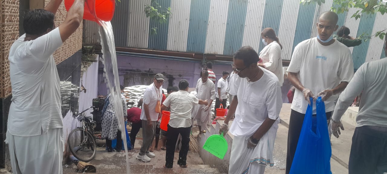 কলকাতা ইসকনের উদ্যোগে বাবুঘাট গঙ্গা তীর পরিষ্কার ও পরিচ্ছন্নতার অভিযান চালালেন।